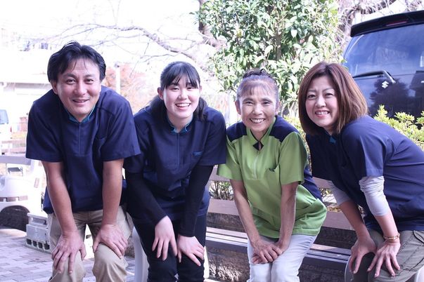 スタッフの笑顔の集合写真