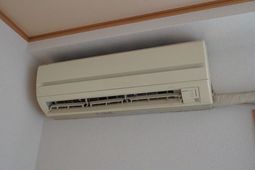 エアコンが取り付けられた壁