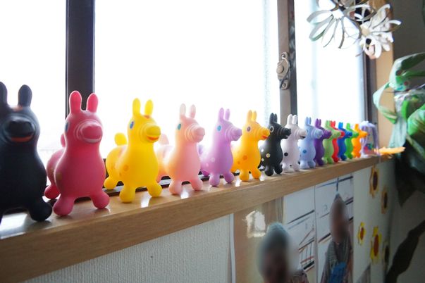 カラフルなオブジェが並ぶ棚