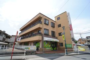 明るい外観の建物