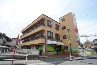 明るい外観の建物