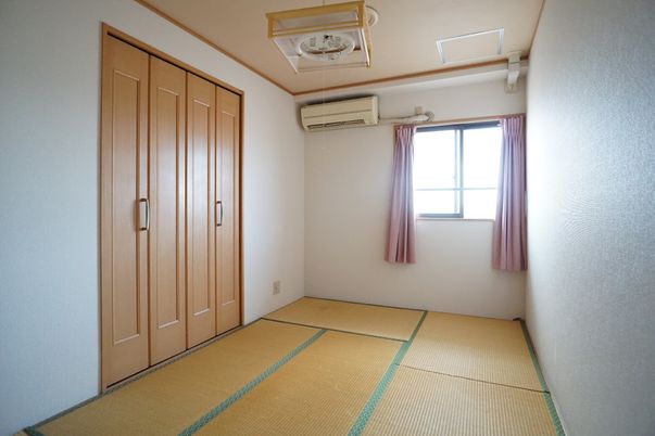 明るい和室の居室