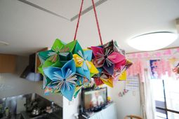 色とりどりの折り紙装飾