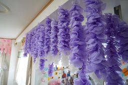 紫の花飾りがある空間