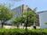 緑に囲まれた建物外観  