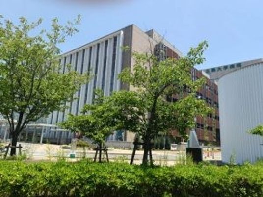 緑に囲まれた建物外観  