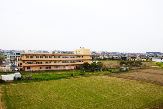 広い敷地の建物外観