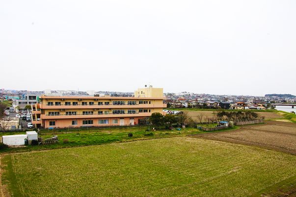 広い敷地の建物外観