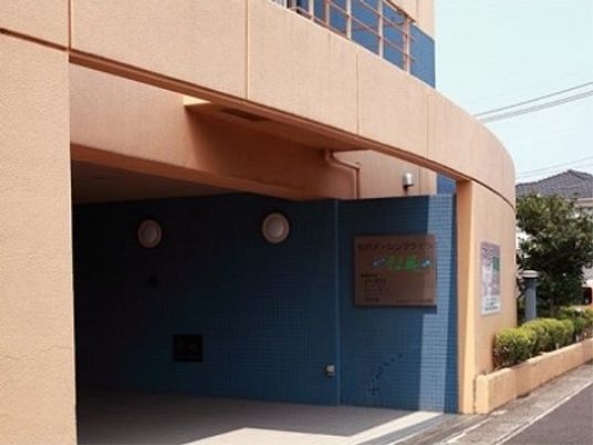 アーチ型エントランスの建物