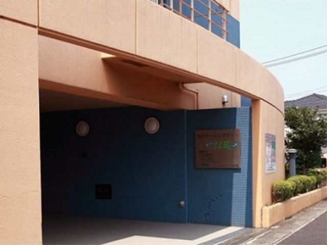 アーチ型エントランスの建物 外観 桃色と青色で落ち着いた気持ちになるエントランスです。安全性とアクセスの良さを兼ね備え、訪れる皆さんを心地よく迎え入れます。