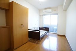 明るい居室の様子