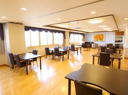 明るい食堂の様子