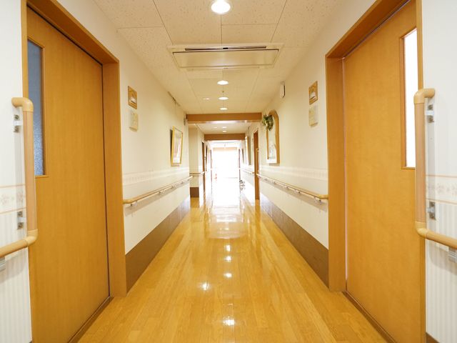 清潔感ある廊下 廊下 手すりが整った明るく広々とした通路です。皆が快適に過ごせるよう、細部にわたって配慮されています。