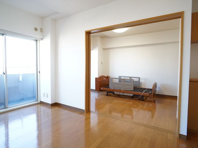 広々とした洋室内観 居室 ゆったりとしたスペースの明るい居室です。自分の好きな家具を配置でき、プライバシーを大切にした生活が可能です。