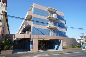 青空に映える多階層建物