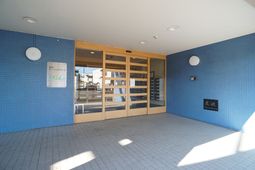 エントランスの明るい風景