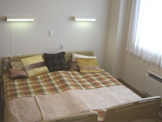 居室のベッドと照明