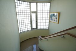 明るい窓と階段の角