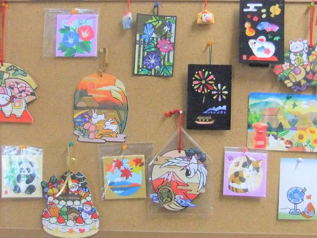 掲示物色鮮やかな作品 芸術クラブ 壁に飾られた色とりどりの作品が、創造的な空間を演出しています。