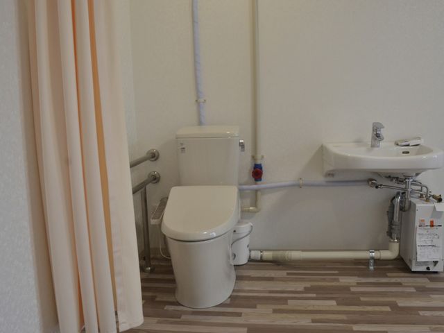 快適なトイレ空間 トイレ 明るく清潔な空間で、手すりがあり安心して利用できます。
