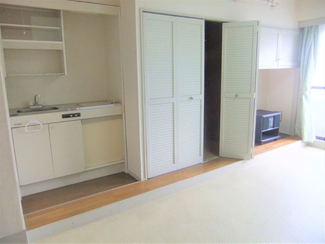 明るい居室の一角 Bタイプ居室 シンプルで清潔なキッチンが備わり、生活に必要な家具も整っています。