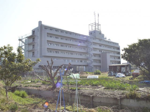 大きな建物と庭 外観 広々とした庭の前に立つ大きな建物。自然に囲まれ、落ち着いた環境です。