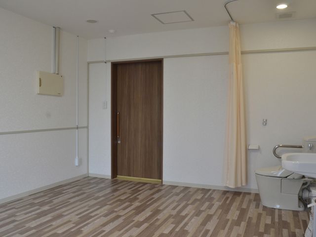 白い壁の居室