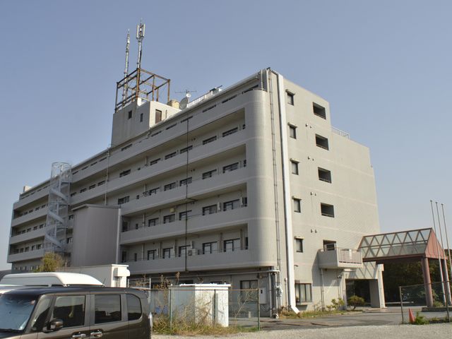 大きな建物の外観 外観 広々とした建物が特徴で、落ち着いた環境が魅力です。就業先として安心感を感じられます。
