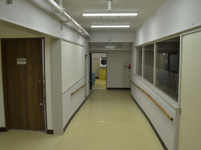 手すり付きの廊下 廊下 手すりが設置された安全な廊下です。車椅子移動も安心して行えます。