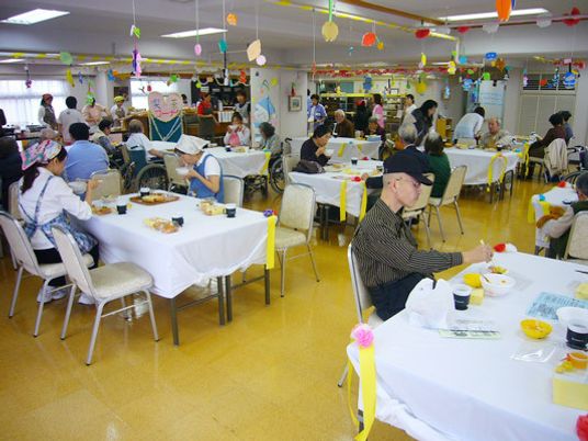 明るい食堂の様子