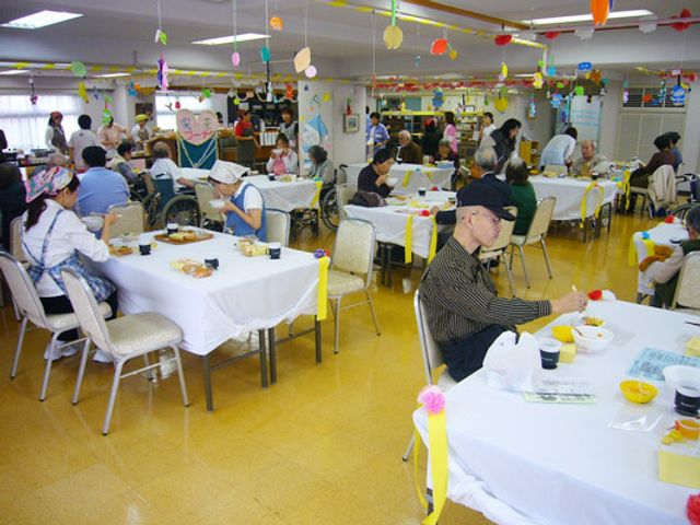 明るい食堂の様子 食堂 カラフルな装飾が施された食堂で、利用者が心地よく食事をされています。