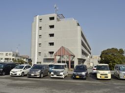 駐車場のある建物外観