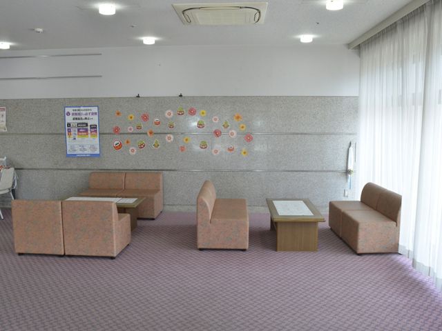 くつろぎのラウンジ ラウンジ 広々とした落ち着いた空間で、自然な光が差し込みます。くつろぎながら人々が交流しやすいです。