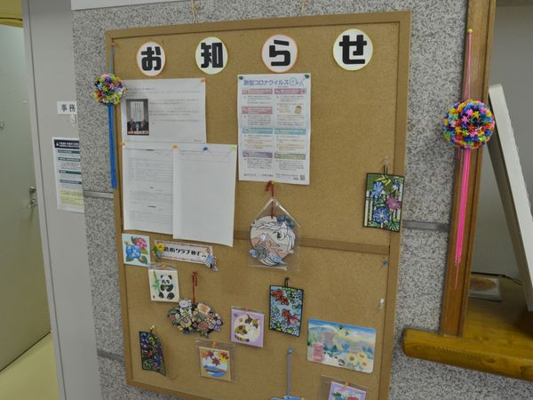 掲示物のある壁