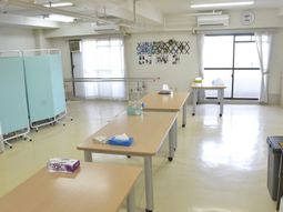窓際の明るい訓練室