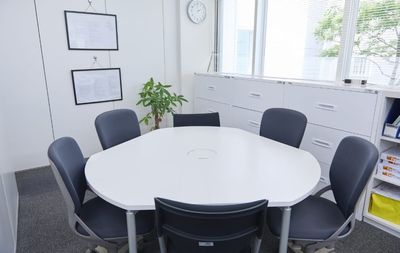 会議用テーブルの部屋  