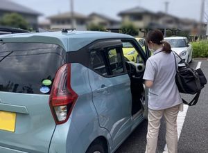 車に荷物を運ぶ様子