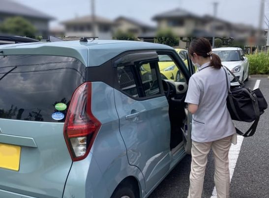 車に荷物を運ぶ様子