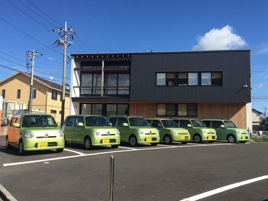 送迎車が並ぶ外観  