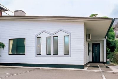 白い建物の外観