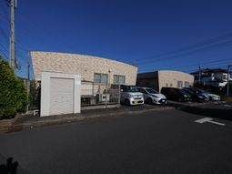 煉瓦風壁の建物外観