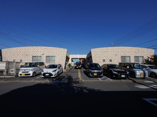 広々とした建物外観