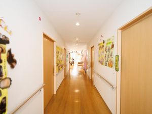 明るい施設の廊下