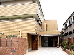 モダンな建物のエントランス