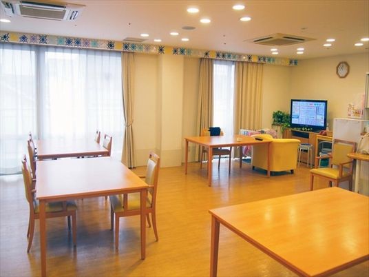 明るい共有リビングスペース