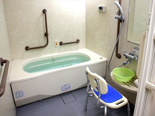 バリアフリー設計の浴室