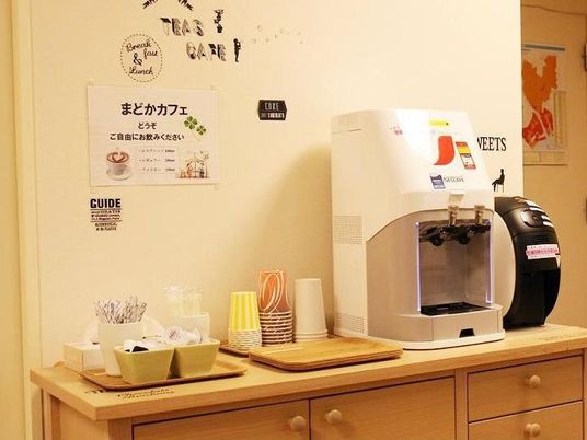 飲料サーバーと掲示物