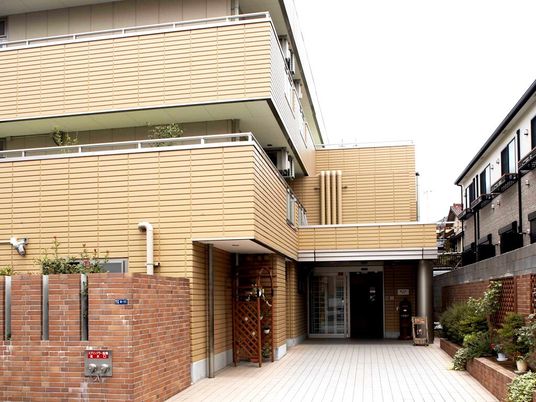 清潔感のある建物エントランス