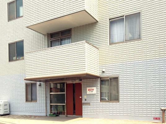 清潔感のある建物エントランス