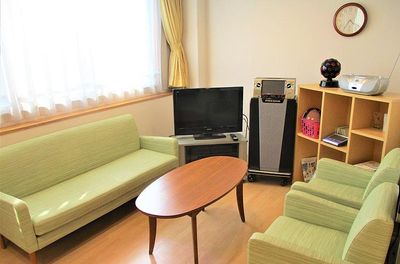 受付と廊下の明るい空間